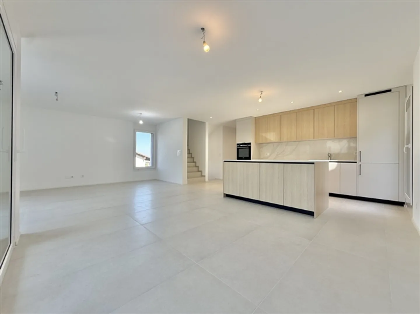 Neue und moderne Villa mit 2,5 unabhängigen Zimmern, grüne Umgebung - Foto 4 von 20