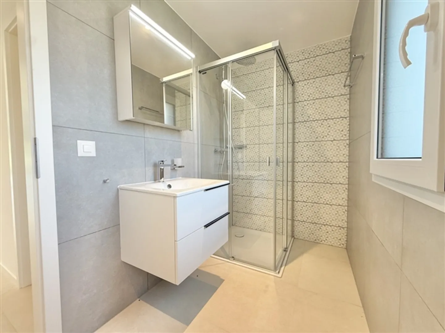 Neue und moderne Villa mit 2,5 unabhängigen Zimmern, grüne Umgebung - Foto 6 von 20