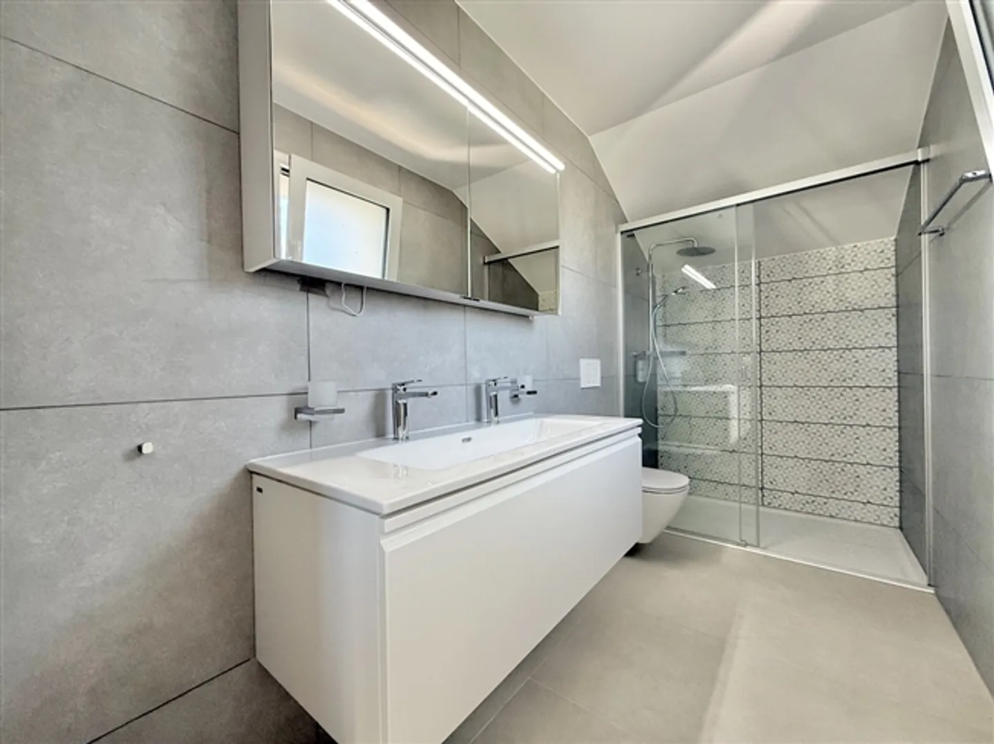 Neue und moderne Villa mit 2,5 unabhängigen Zimmern, grüne Umgebung - Foto 10 von 20