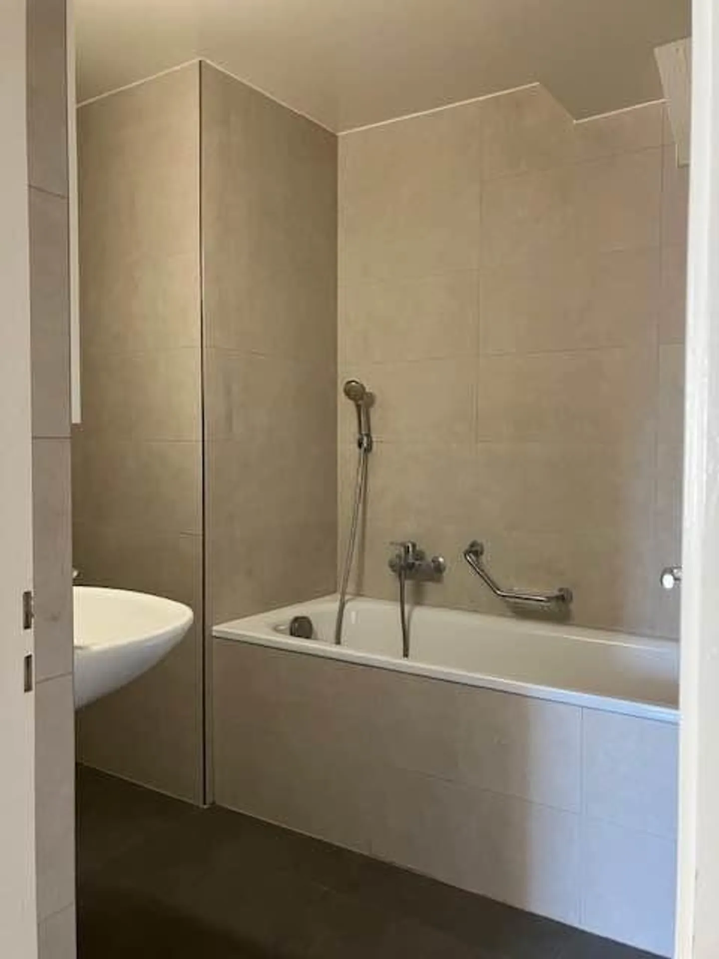 RARE PEARL: 5.5-room attic in Eaux-Vives - Photo 2 of 9