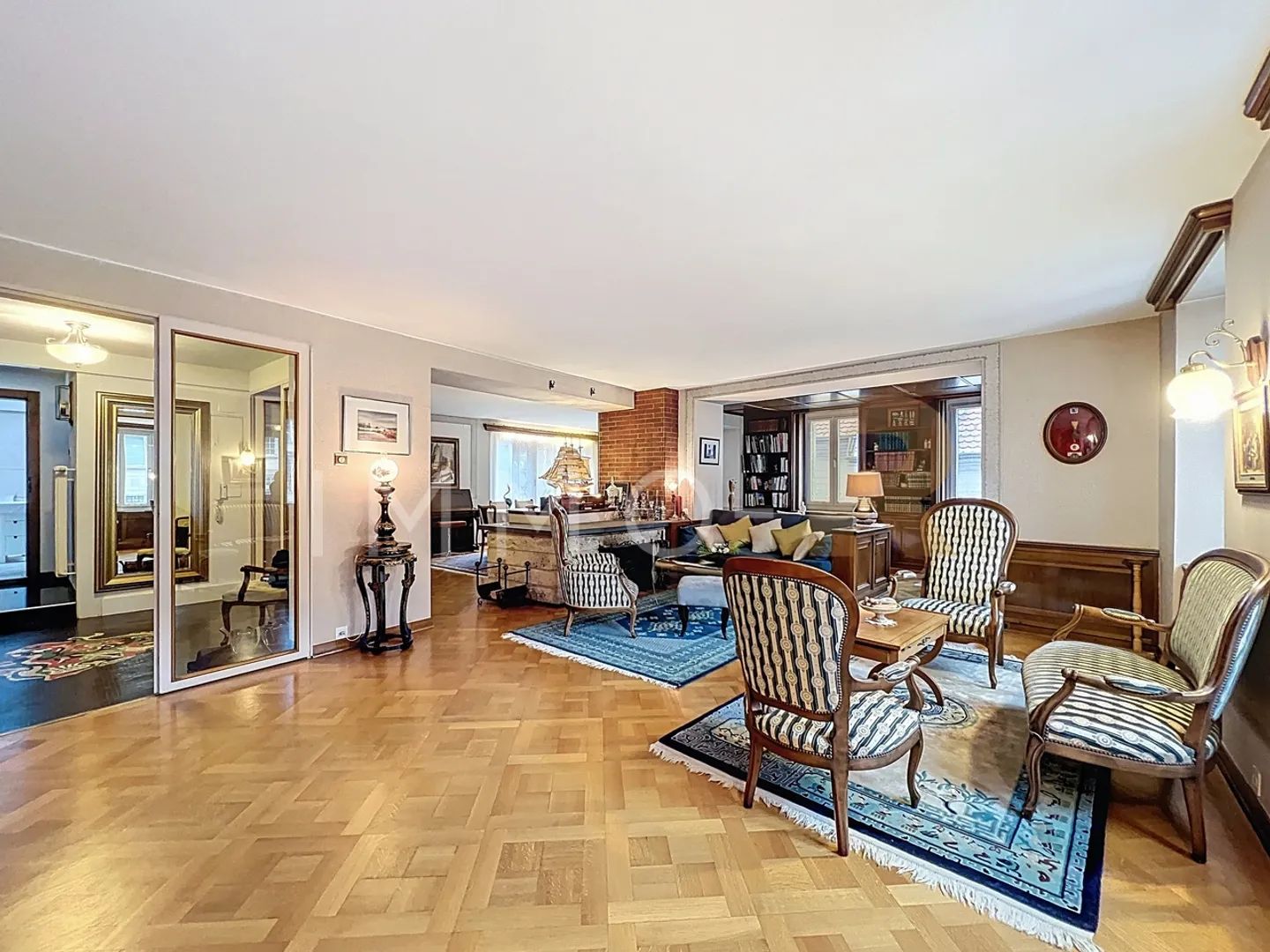 Opportunità unica nel cuore di Romont, edificio misto in vendita - Foto 4 di 12