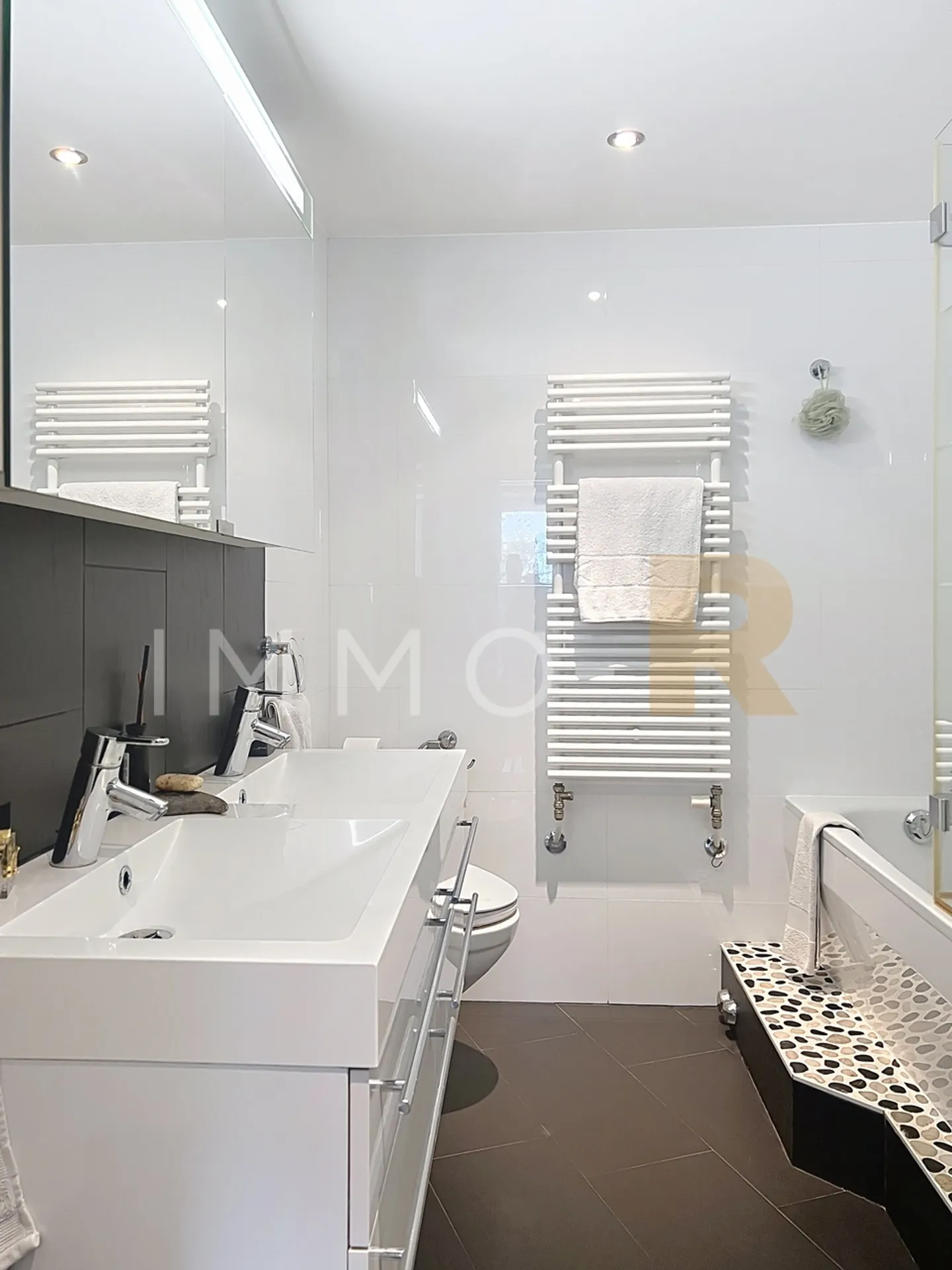 Opportunità unica nel cuore di Romont, edificio misto in vendita - Foto 9 di 12