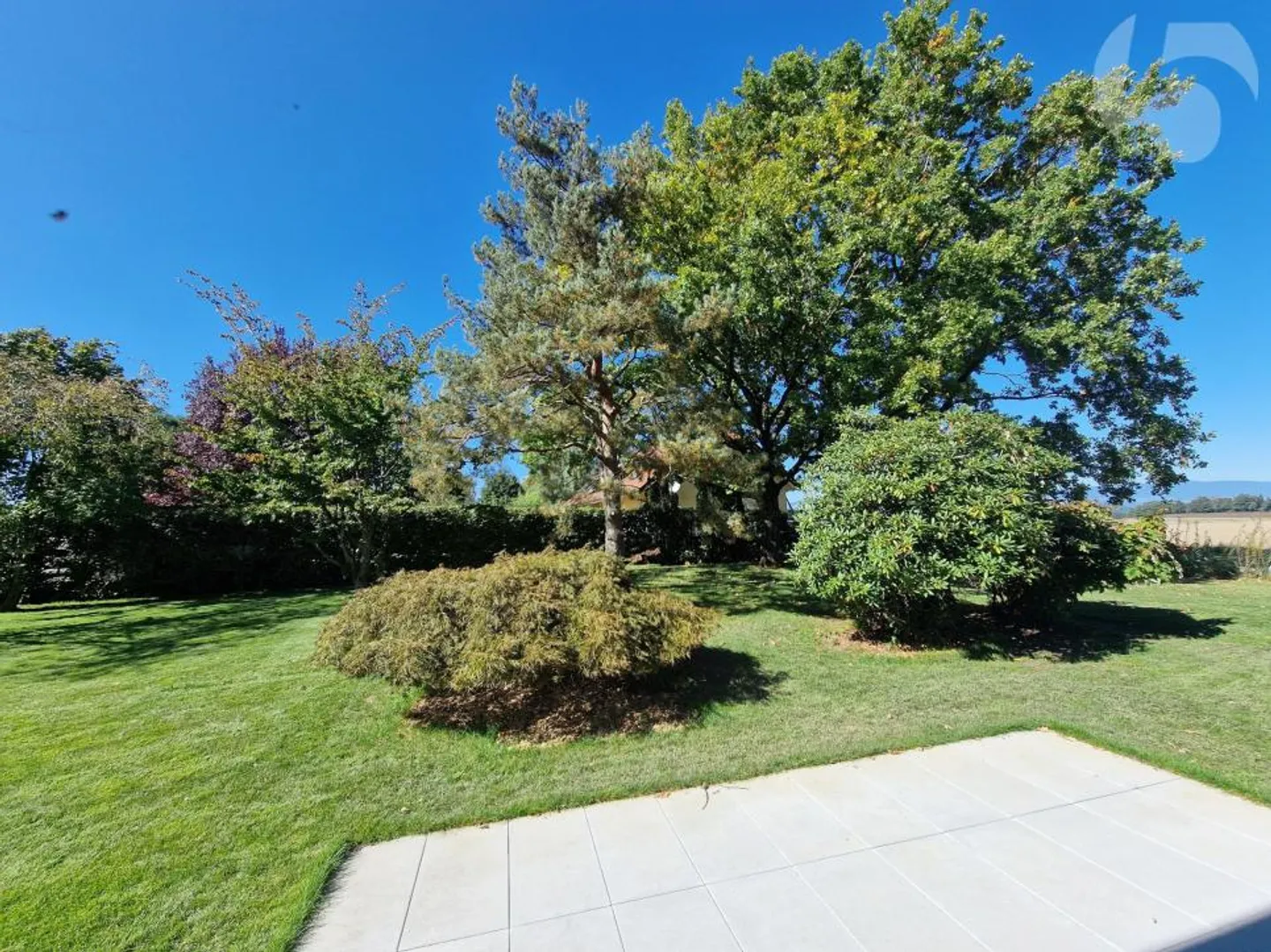 Magnifico appartamento di 3,5 stanze al piano terra di una villa d'architetto con giardino privato (robot tosaerba, irrigazione automatica) e stazione LEB in loco. - Foto 1 di 13