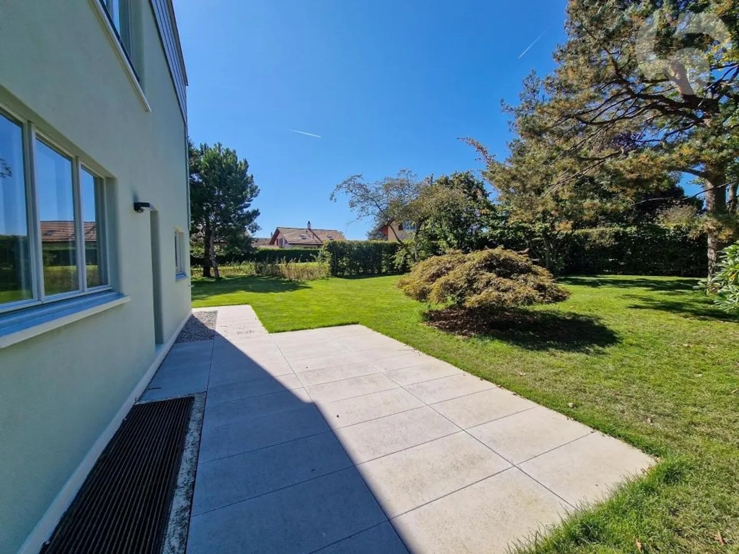 Magnifico appartamento di 3,5 stanze al piano terra di una villa d'architetto con giardino privato (robot tosaerba, irrigazione automatica) e stazione LEB in loco. - Foto 3 di 13