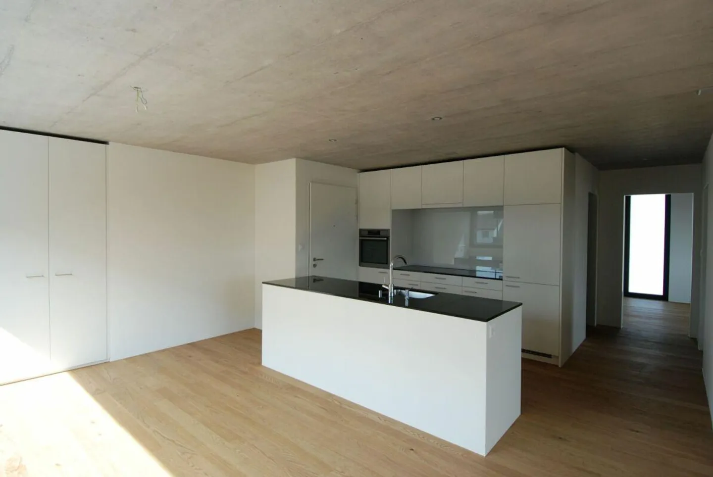 Moderne trifft auf Beton - 3.5 Zimmerwohnung an top Lage zu vermieten - Foto 1 von 5