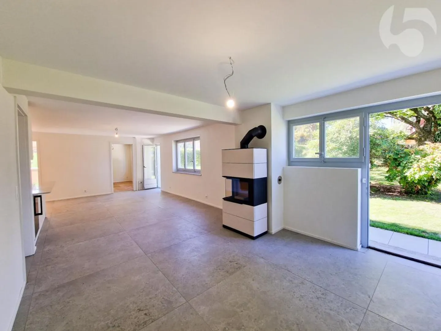 Magnifico appartamento di 3,5 stanze al piano terra di una villa d'architetto con giardino privato (robot tosaerba, irrigazione automatica) e stazione LEB in loco. - Foto 5 di 13