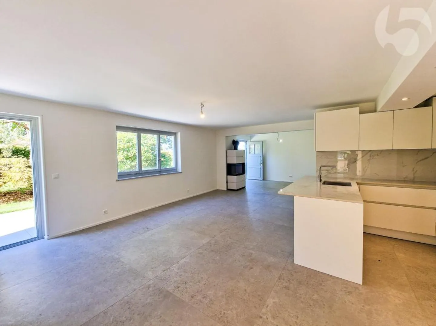 Magnifico appartamento di 3,5 stanze al piano terra di una villa d'architetto con giardino privato (robot tosaerba, irrigazione automatica) e stazione LEB in loco. - Foto 6 di 13