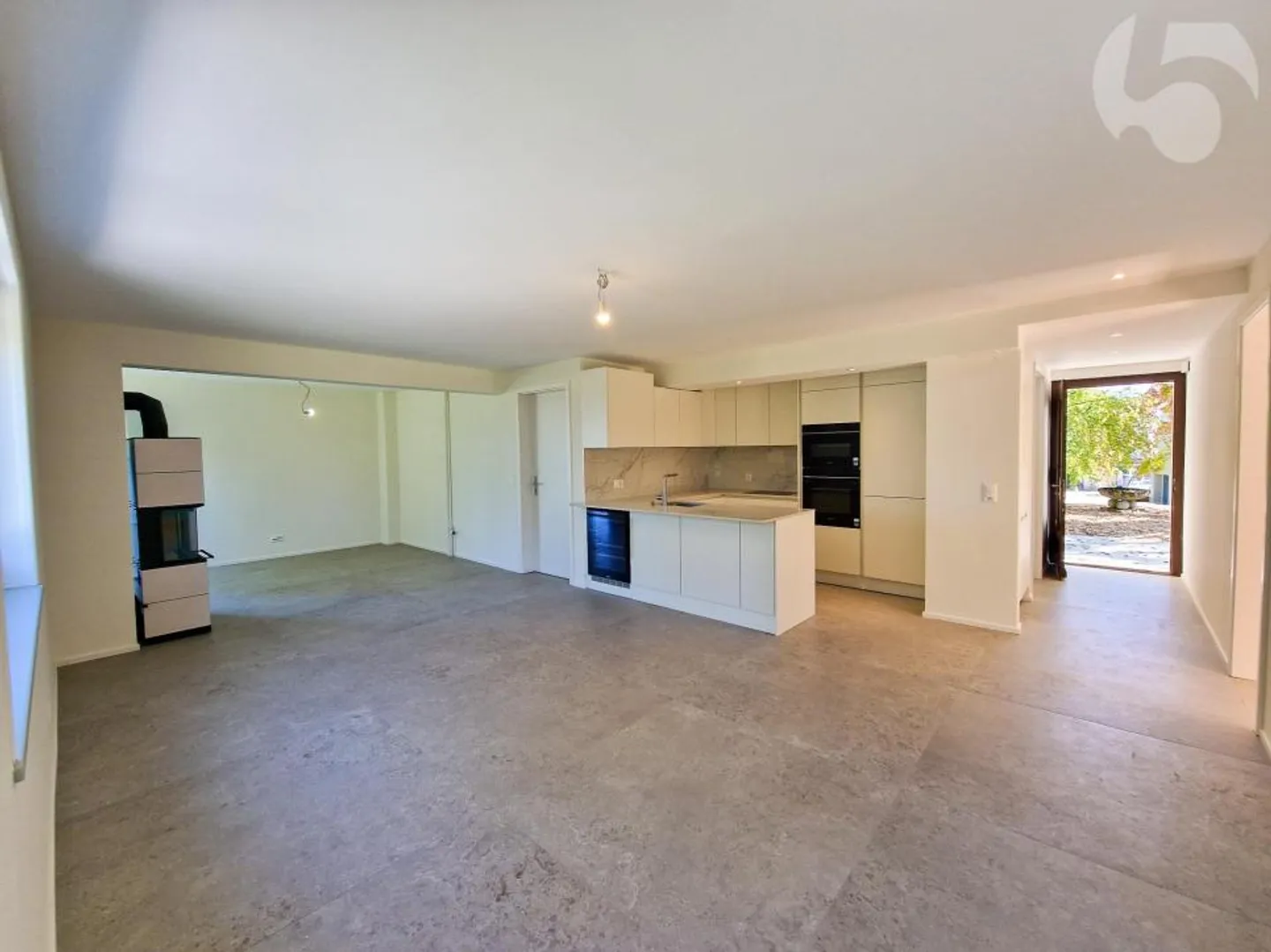 Magnifico appartamento di 3,5 stanze al piano terra di una villa d'architetto con giardino privato (robot tosaerba, irrigazione automatica) e stazione LEB in loco. - Foto 7 di 13