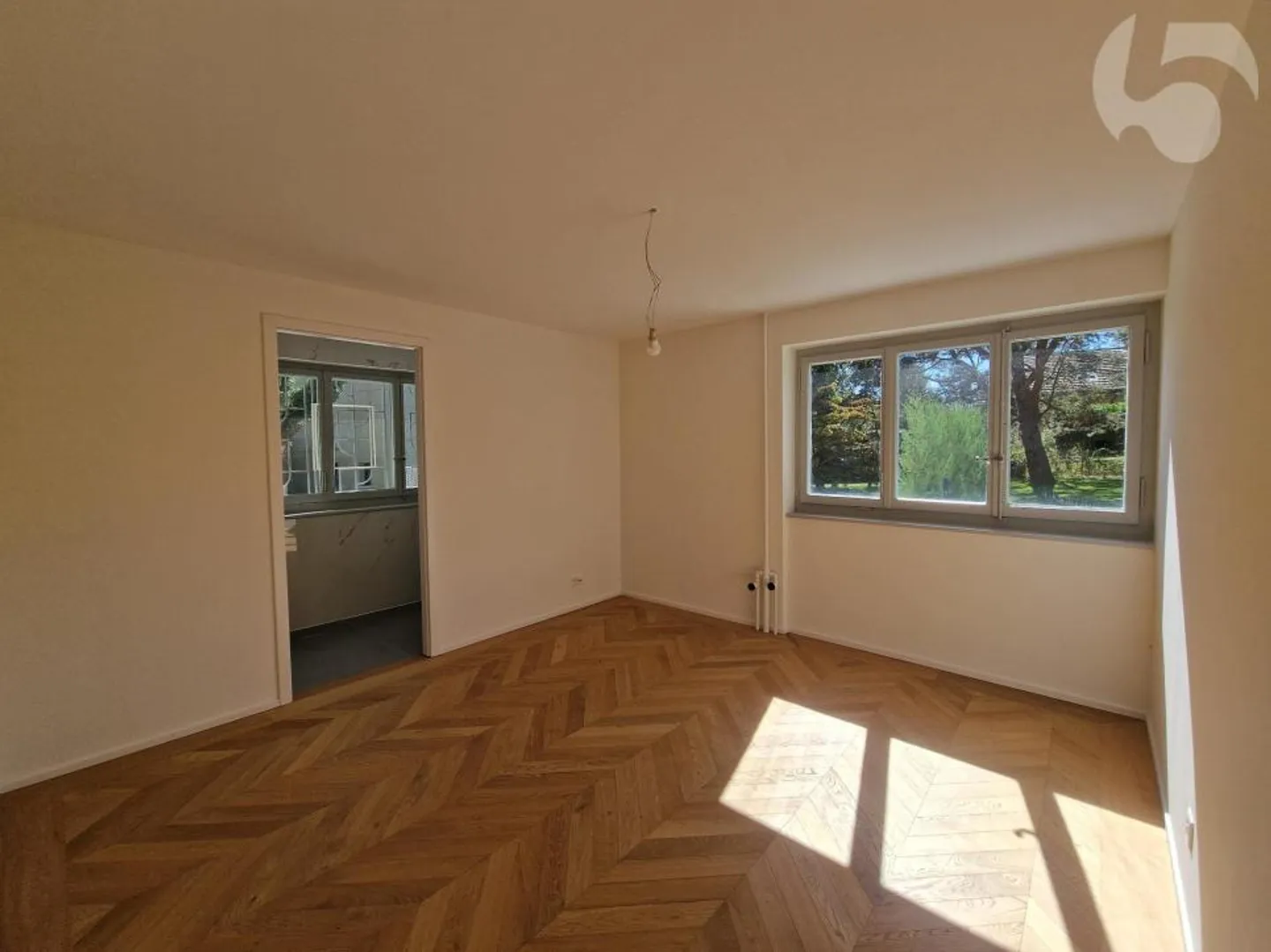Magnifico appartamento di 3,5 stanze al piano terra di una villa d'architetto con giardino privato (robot tosaerba, irrigazione automatica) e stazione LEB in loco. - Foto 8 di 13