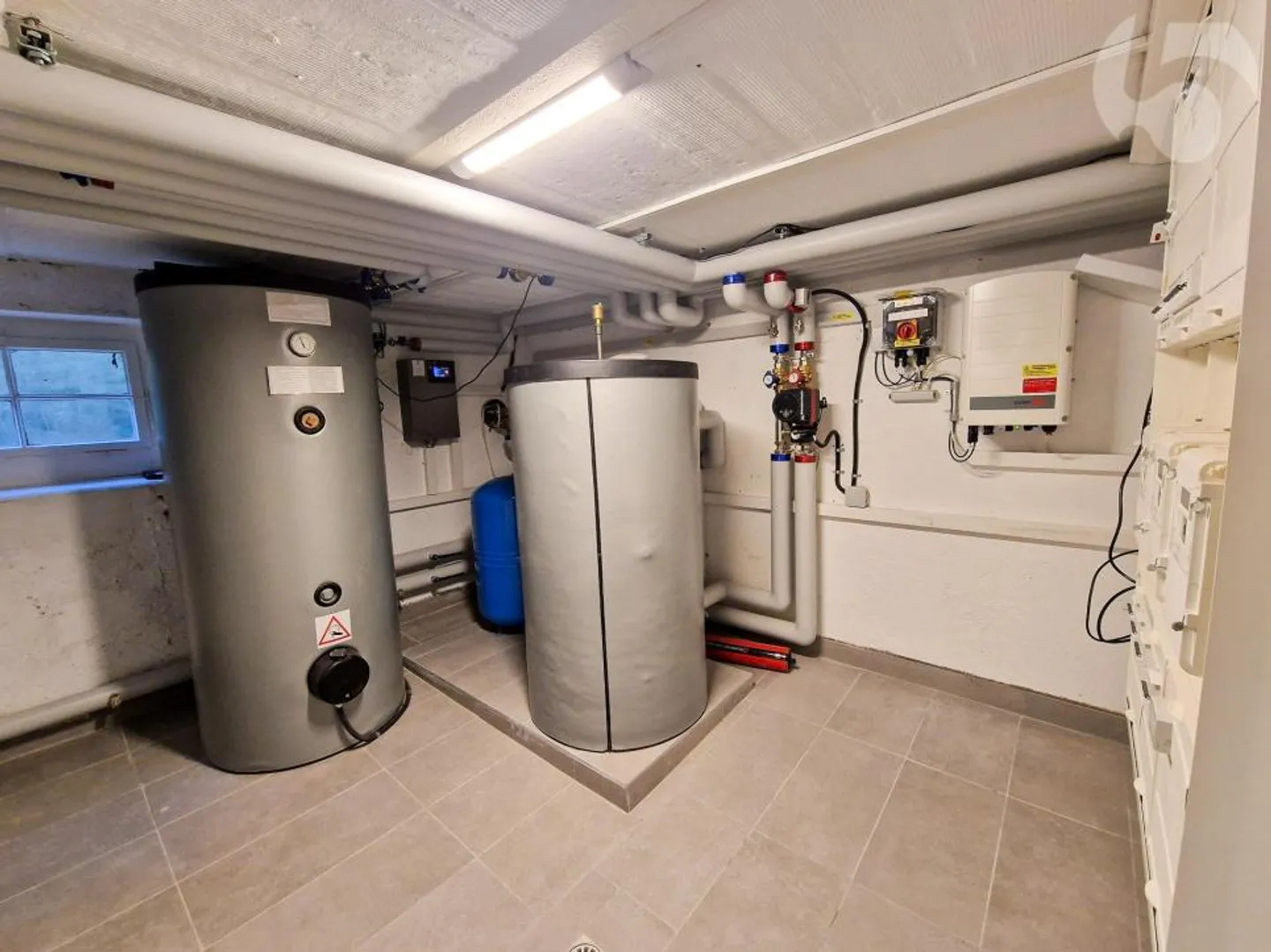 Magnifico appartamento di 3,5 stanze al piano terra di una villa d'architetto con giardino privato (robot tosaerba, irrigazione automatica) e stazione LEB in loco. - Foto 12 di 13