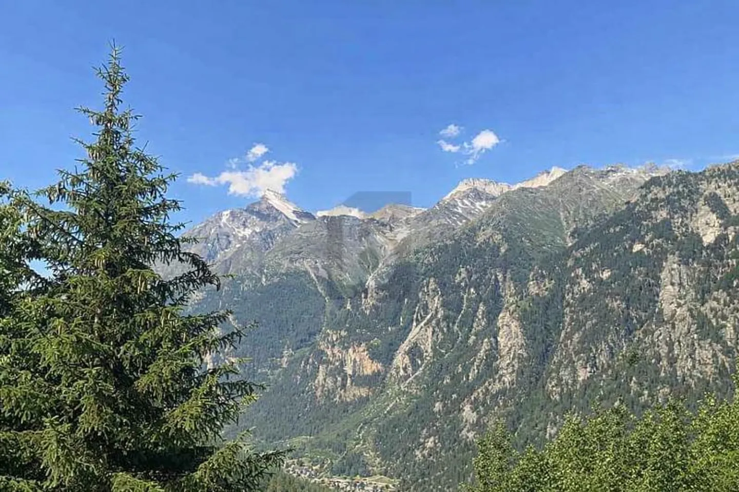 HERRLICHES PANORAMA MIT WELLNESS - Photo 1 of 6