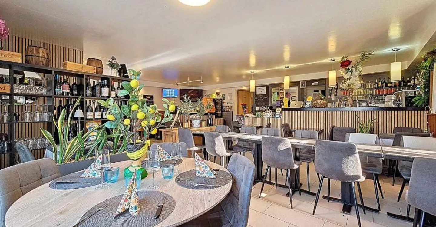 Edificio residenziale con caffè-ristorante nel cuore della Broye - Foto 3 di 11