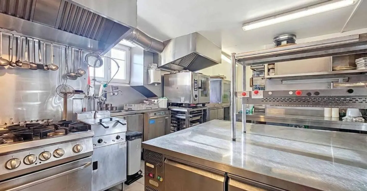 Edificio residenziale con caffè-ristorante nel cuore della Broye - Foto 4 di 11