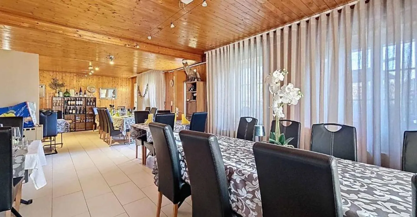 Edificio residenziale con caffè-ristorante nel cuore della Broye - Foto 5 di 11