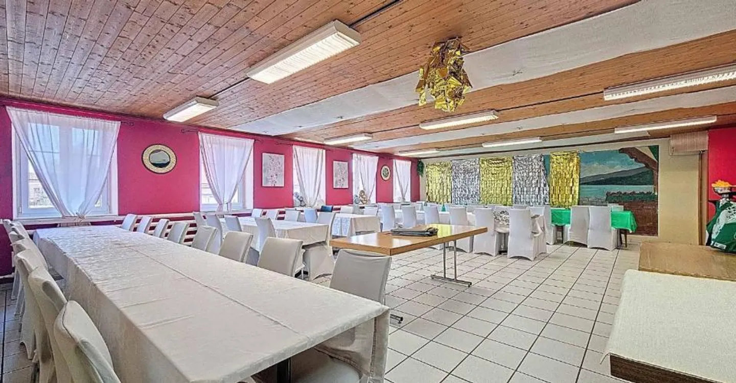 Edificio residenziale con caffè-ristorante nel cuore della Broye - Foto 6 di 11