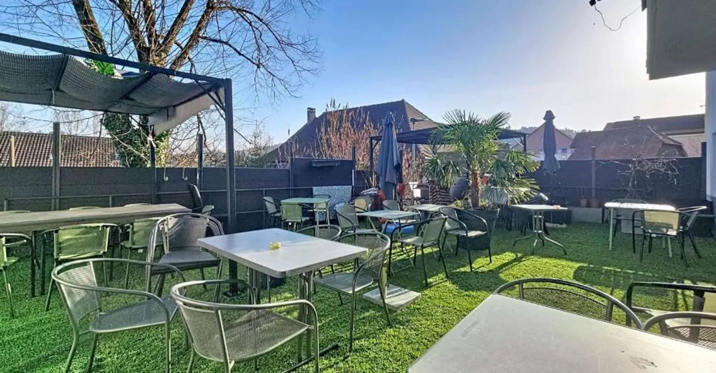 Edificio residenziale con caffè-ristorante nel cuore della Broye - Foto 7 di 11