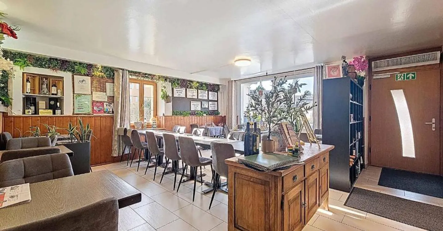 Edificio residenziale con caffè-ristorante nel cuore della Broye - Foto 2 di 11