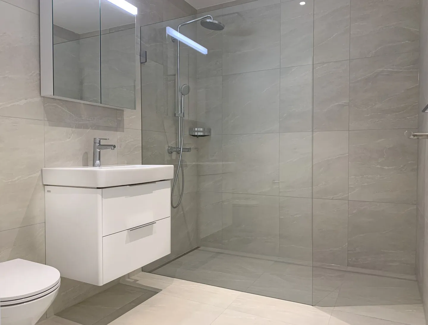 Modern Penthouse Apartment Above the Rooftops of Oberwil - Photo 5 of 7