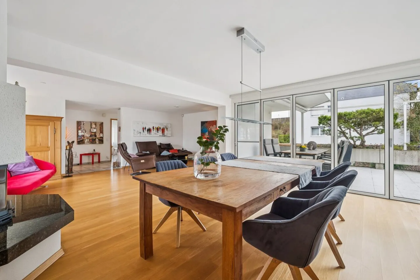 Comfortable, spacious and detached - your new living oasis - Photo 2 of 6