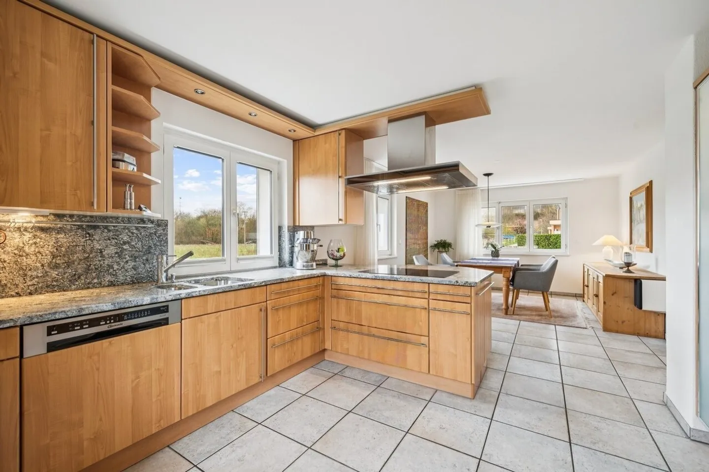 Comfortable, spacious and detached - your new living oasis - Photo 4 of 6