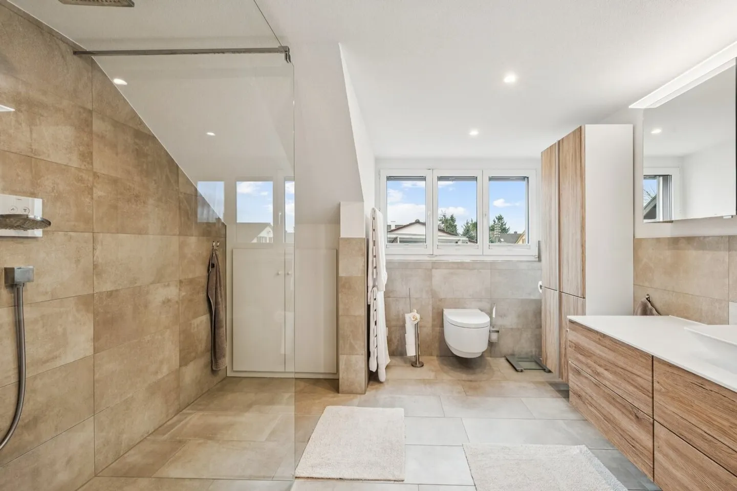 Comfortable, spacious and detached - your new living oasis - Photo 5 of 6