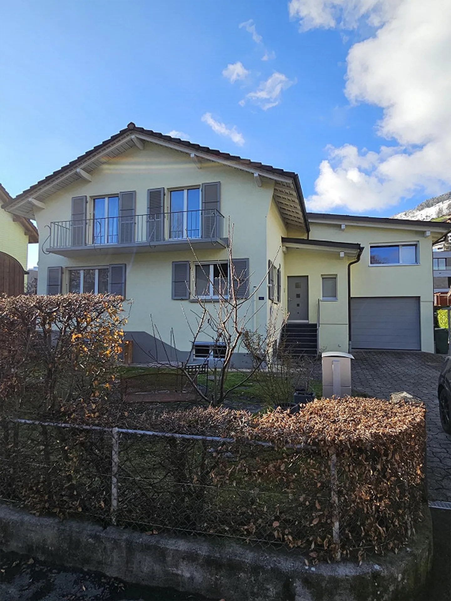 Living and Working Combined: Single-Family House with Studio & Jacuzzi - Photo 1 of 17