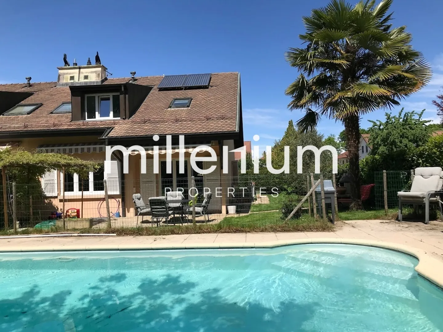 Casa familiare con giardino, piscina e studio indipendente - Foto 1 di 13