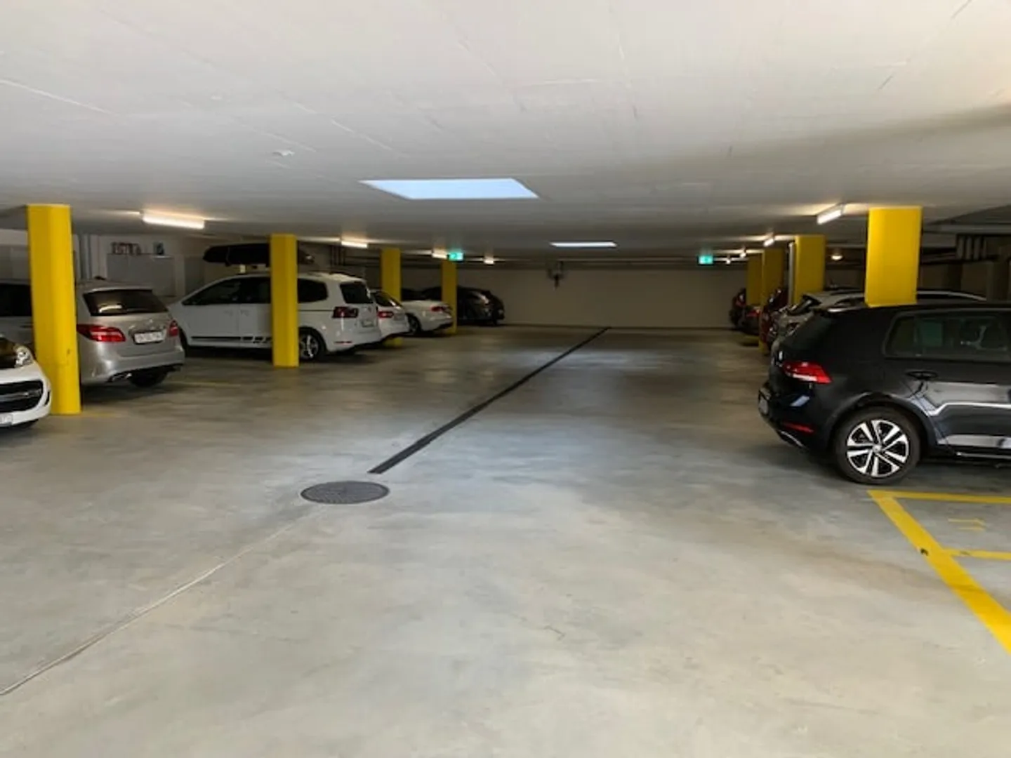 Espace de stationnement pour moto dans un garage souterrain - Photo 2 sur 3