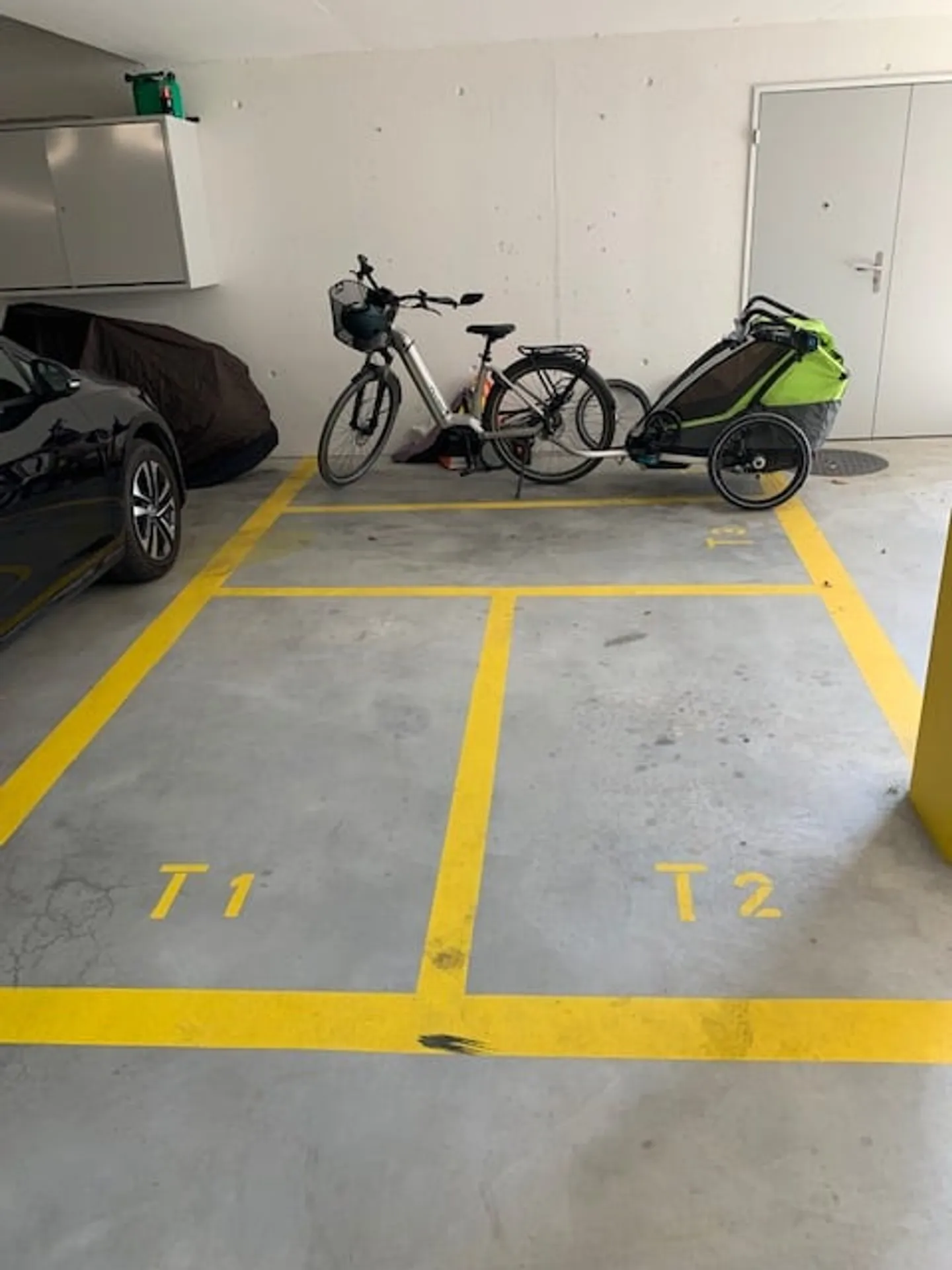 Espace de stationnement pour moto dans un garage souterrain - Photo 3 sur 3