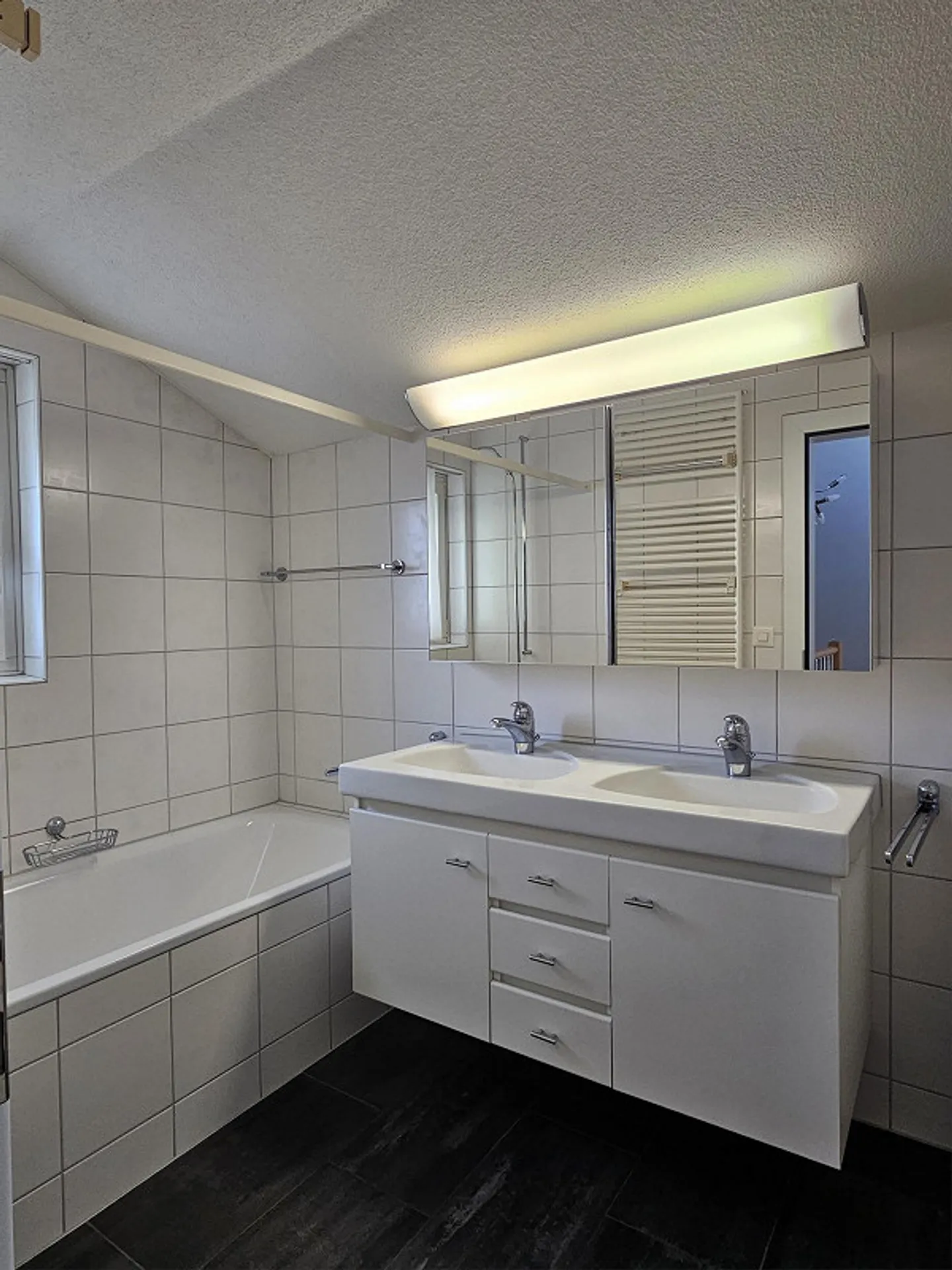 Living and Working Combined: Single-Family House with Studio & Jacuzzi - Photo 6 of 17