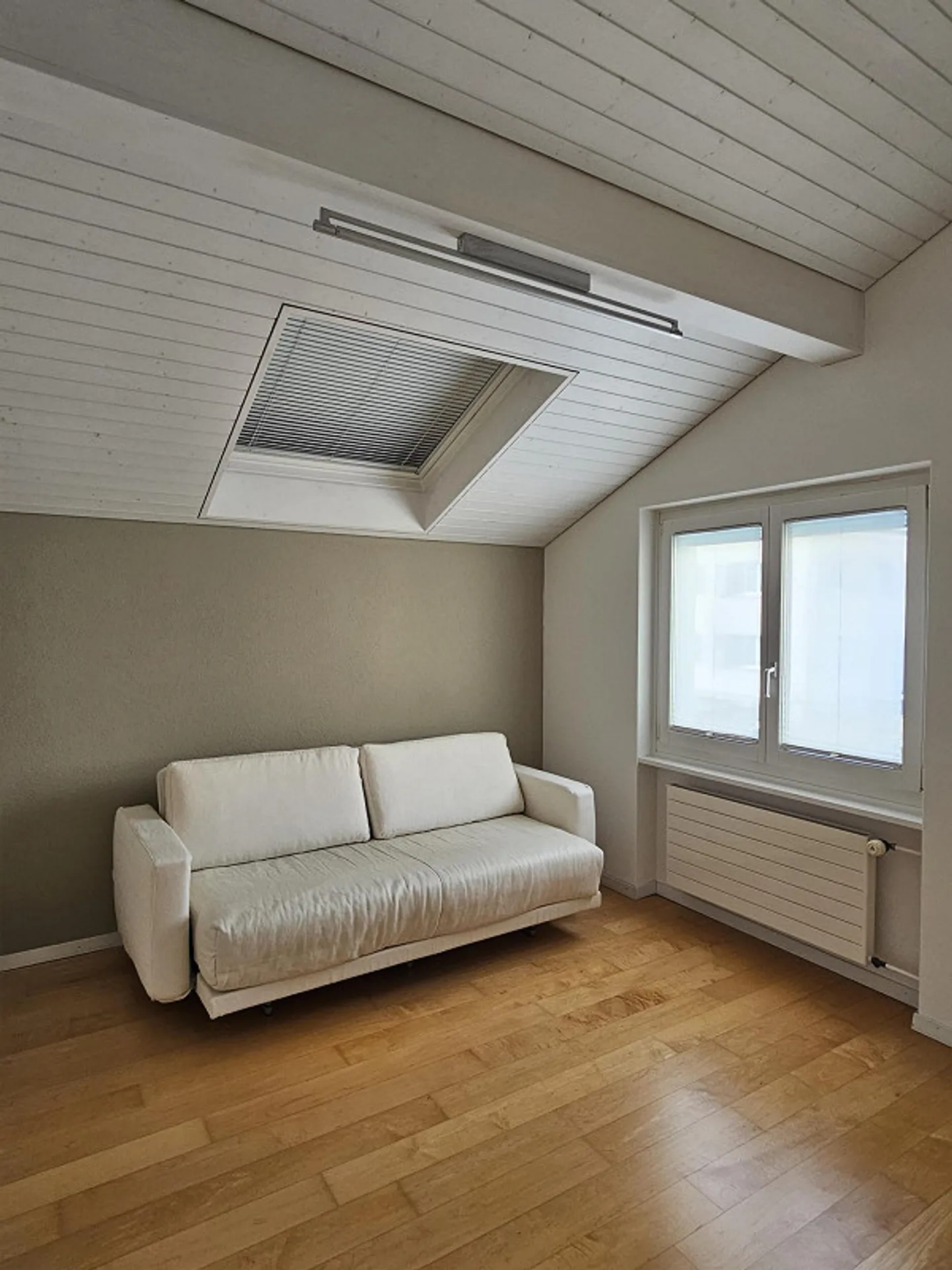 Living and Working Combined: Single-Family House with Studio & Jacuzzi - Photo 7 of 17