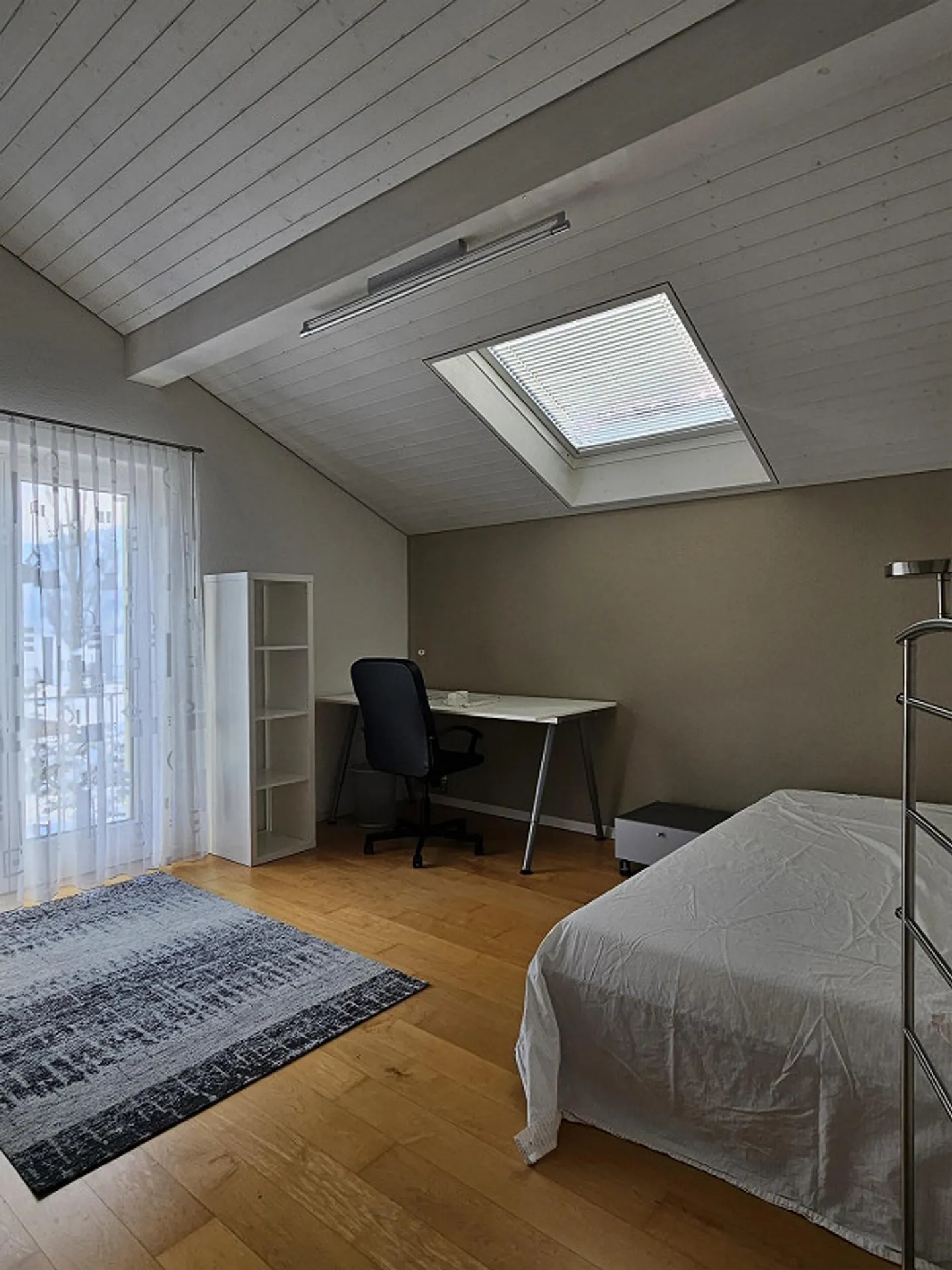 Living and Working Combined: Single-Family House with Studio & Jacuzzi - Photo 8 of 17