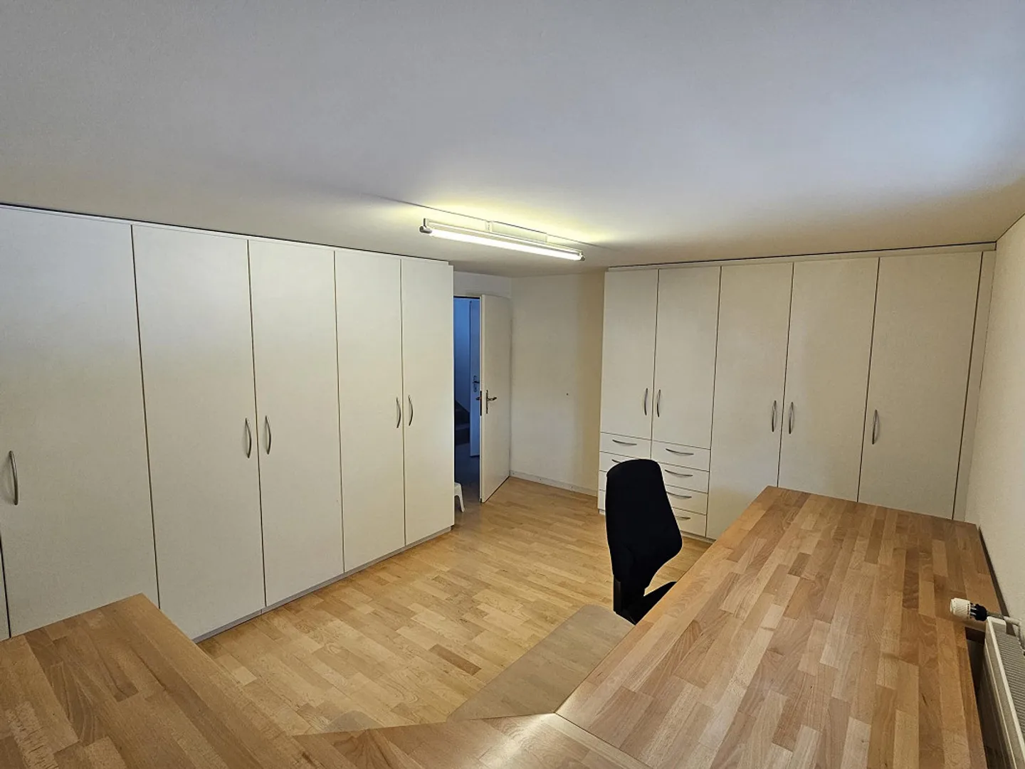 Living and Working Combined: Single-Family House with Studio & Jacuzzi - Photo 9 of 17