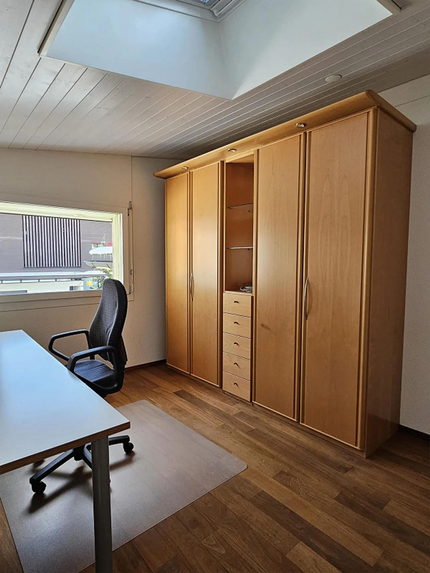 Living and Working Combined: Single-Family House with Studio & Jacuzzi - Photo 12 of 17