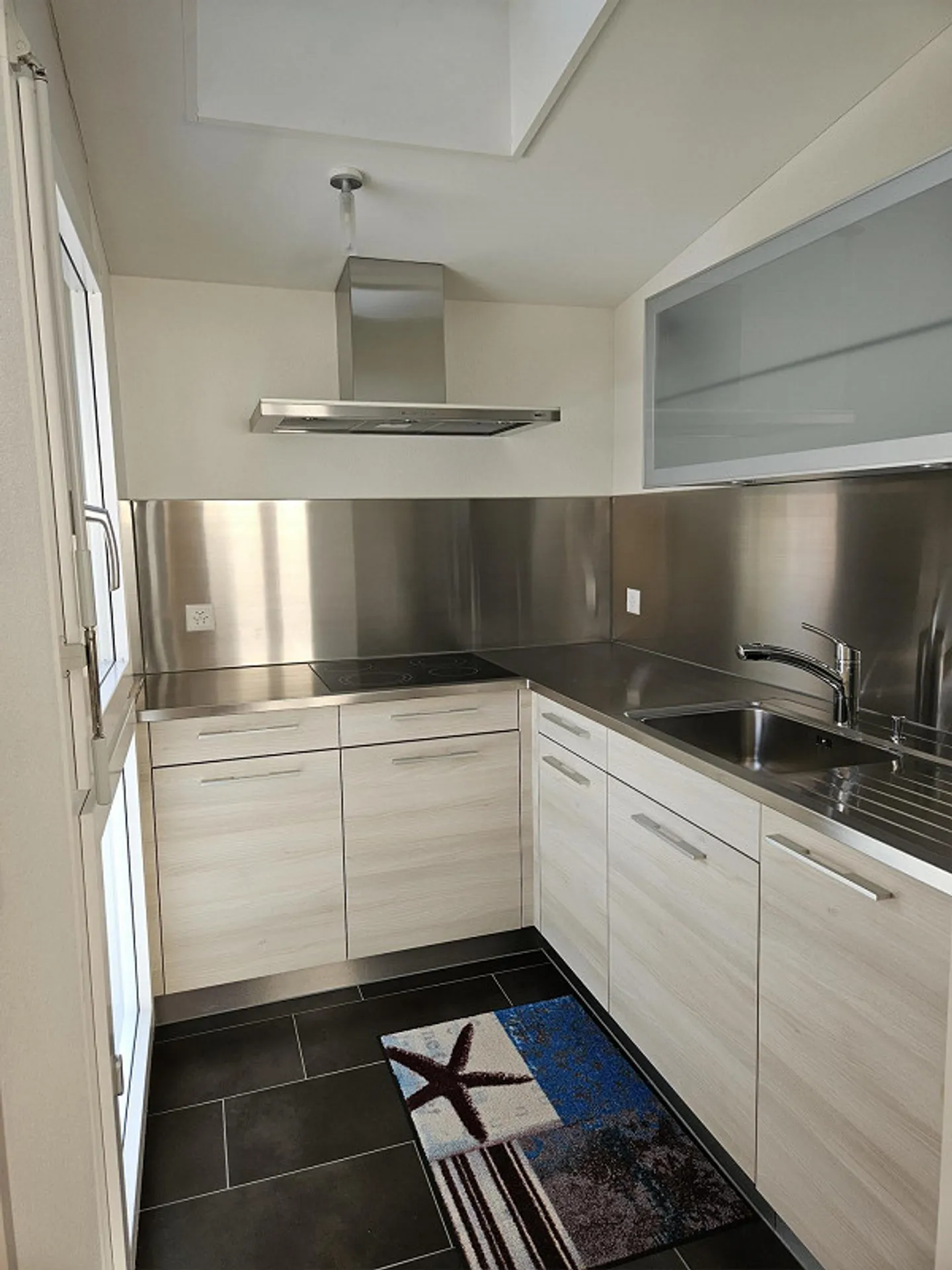 Living and Working Combined: Single-Family House with Studio & Jacuzzi - Photo 13 of 17