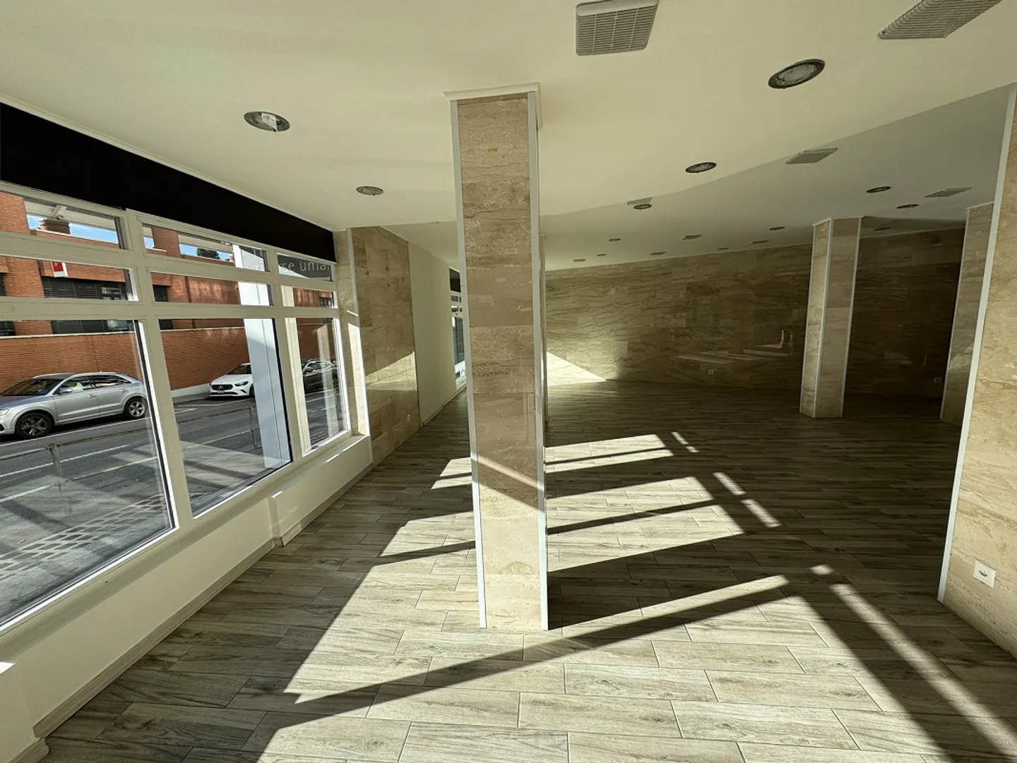 BÂTIMENT COMMERCIAL ET RÉSIDENTIEL À REVENUS - MENDRISIO CENTRAL - Photo 20 sur 30