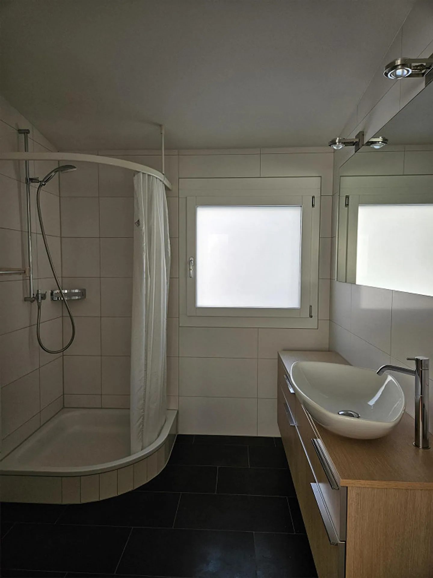 Living and Working Combined: Single-Family House with Studio & Jacuzzi - Photo 14 of 17