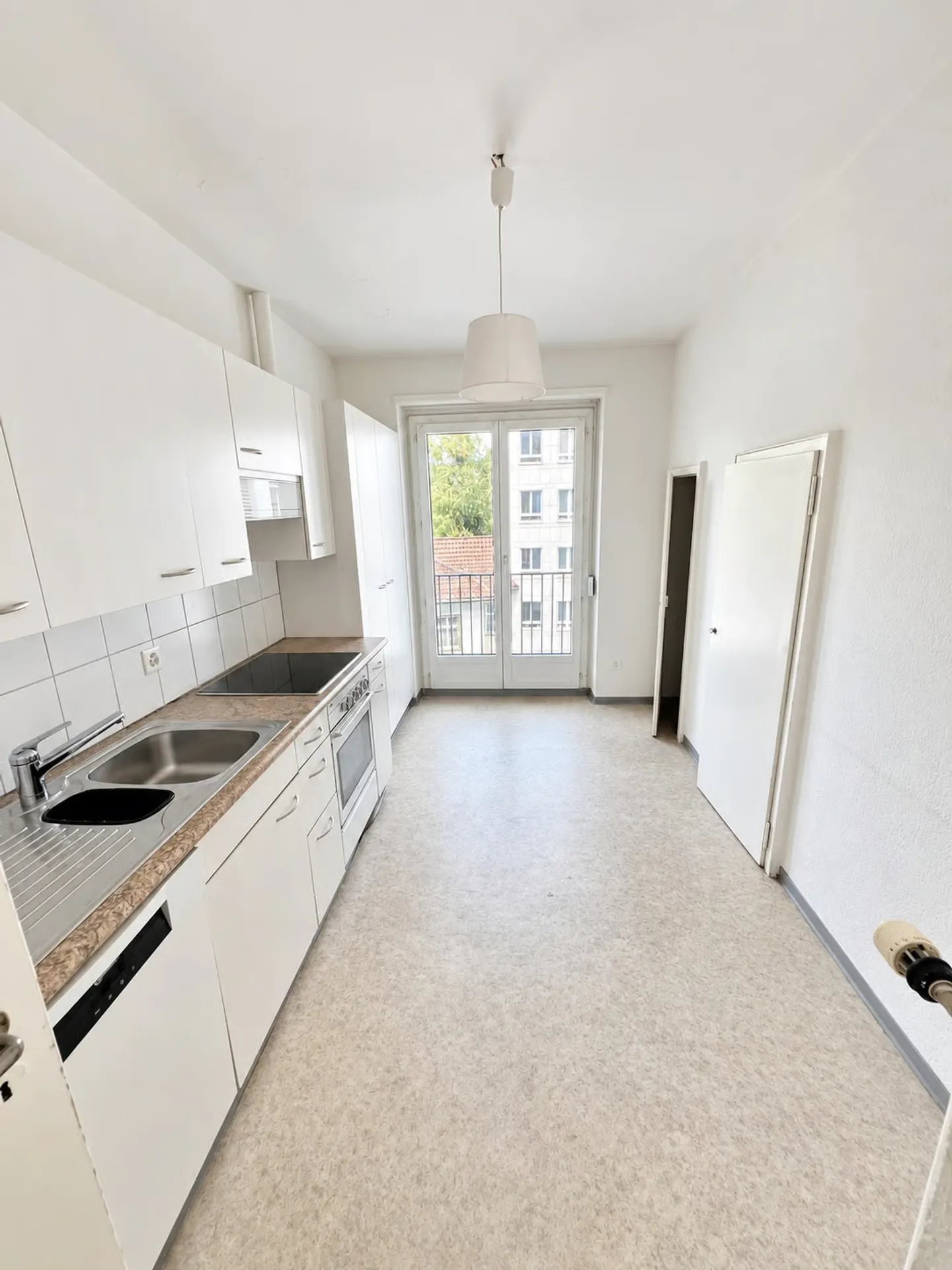 Attractive 3-room apartment in a central location - Photo 2 of 12