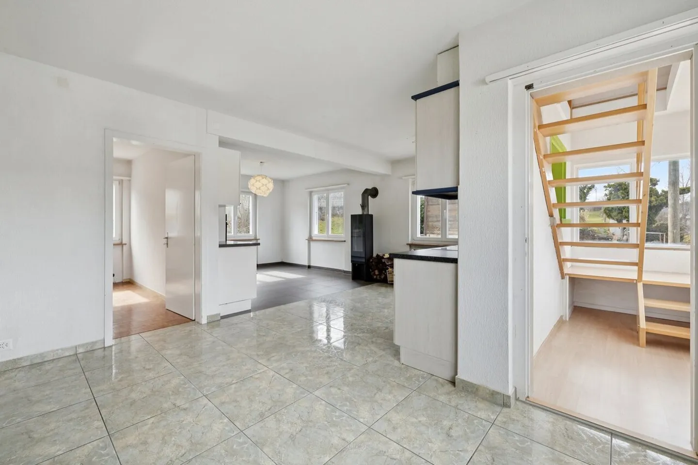 Einfamilienhaus ideal im Herzen des Dorfes gelegen - Foto 2 von 12