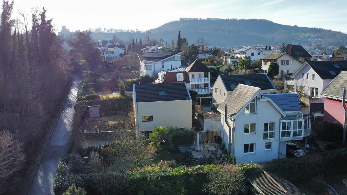 Charmante maison individuelle de 5 pièces dans un emplacement attrayant à Aesch - Photo 2 sur 14