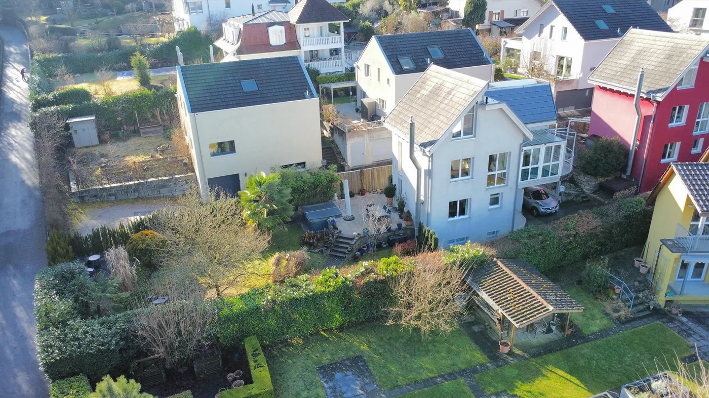 Charmante maison individuelle de 5 pièces dans un emplacement attrayant à Aesch - Photo 5 sur 14