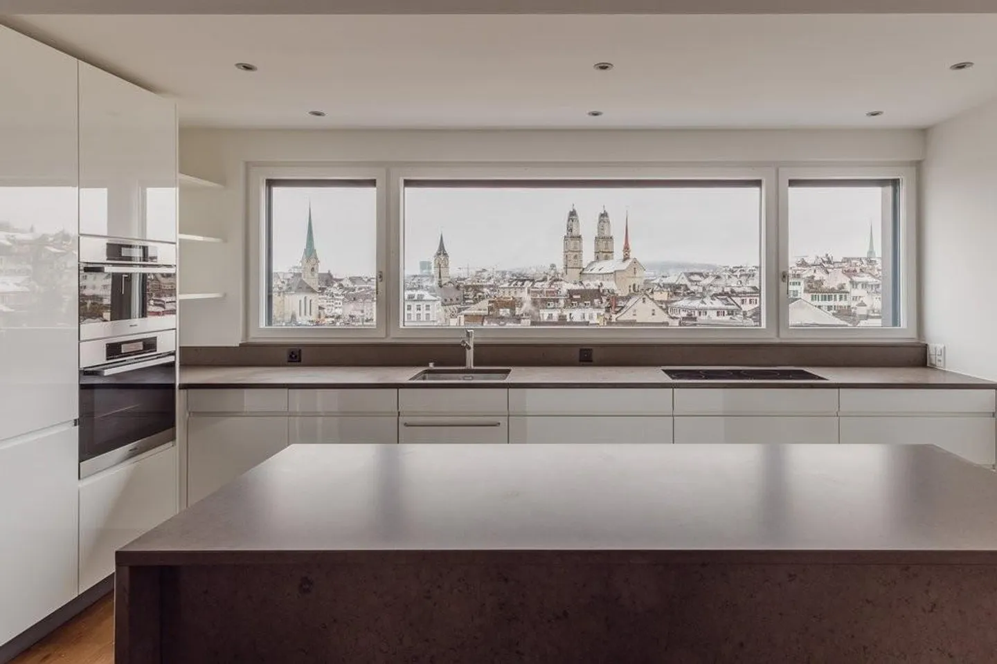 Appartement unique de 2,5 pièces avec vue panoramique sur la skyline de Zurich - Photo 1 sur 12