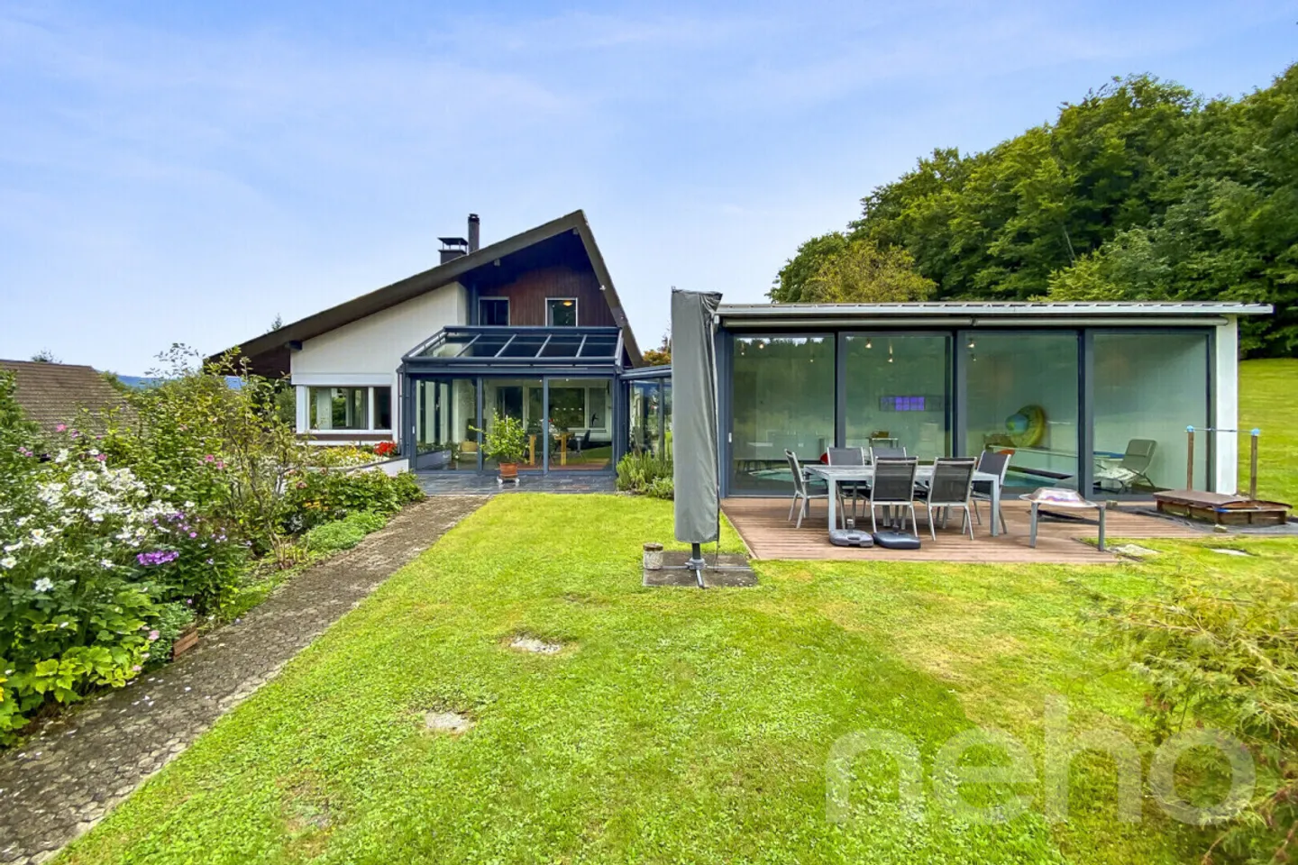 Vivere al confine della foresta con piscina coperta, giardino d'inverno e vista panoramica - Foto 2 di 12