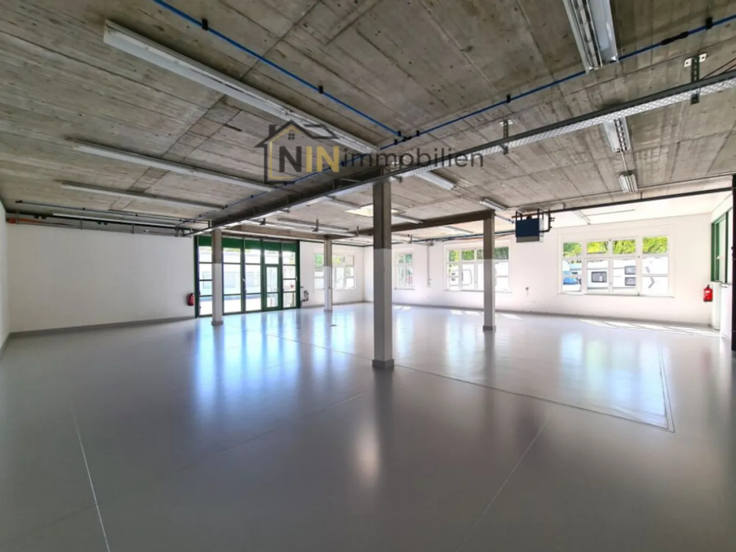 Ampia Hall Commerciale con Ufficio - Foto 3 di 8