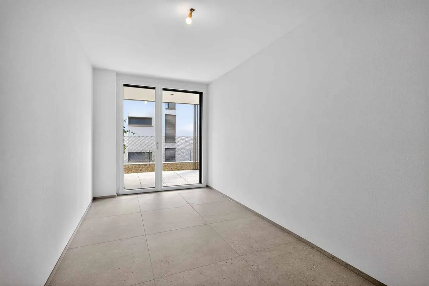 2,5 stanze nuove, spaziose, luminose con giardino - Foto 8 di 9