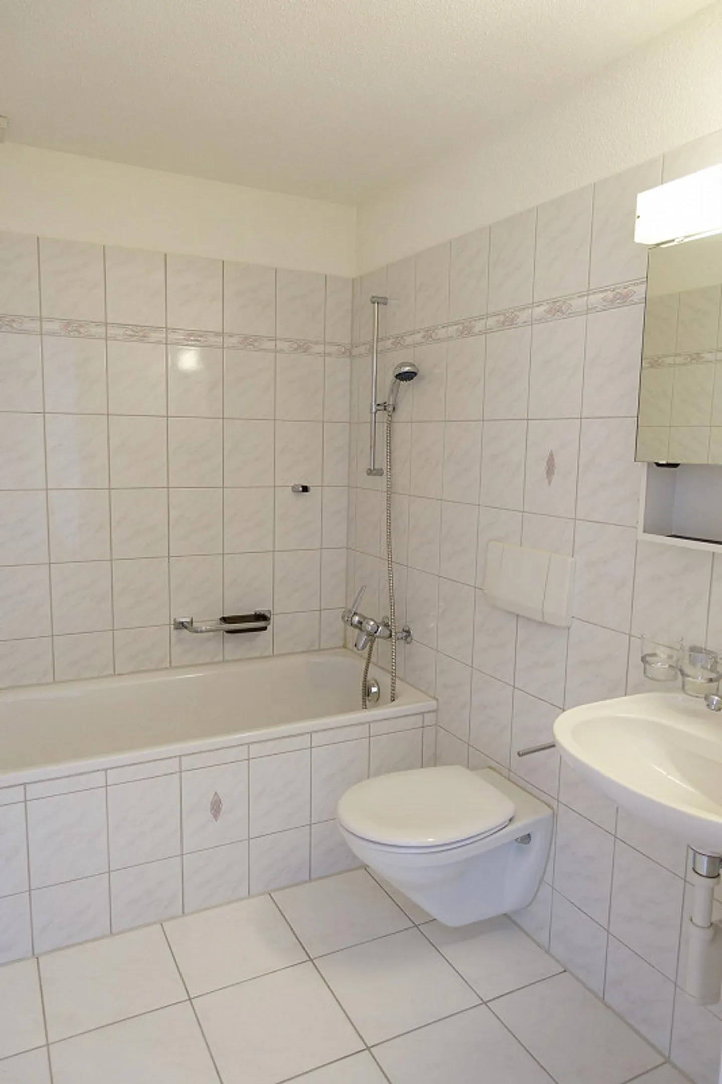 Appartement douillet de 2,5 pièces avec galerie au centre du village - Photo 2 sur 7