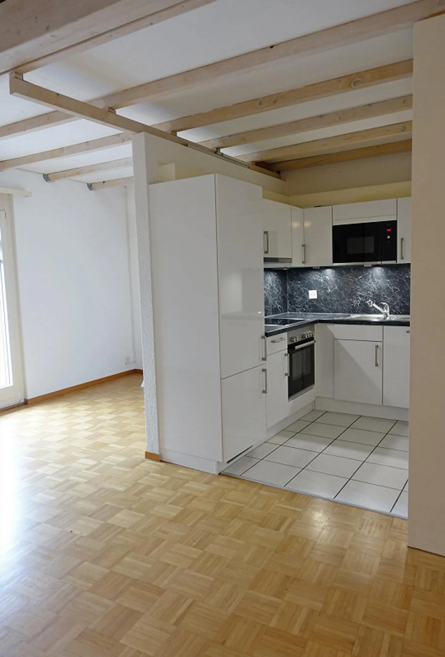 Appartement douillet de 2,5 pièces avec galerie au centre du village - Photo 4 sur 7