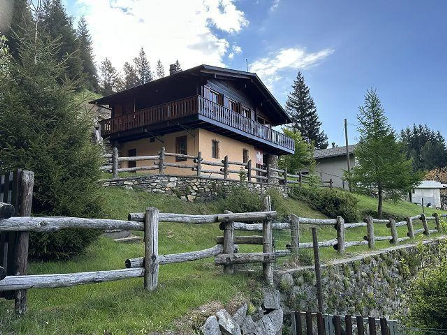 Chalet di 4 stanze in una posizione molto tranquilla e soleggiata con vista - Foto 1 di 39