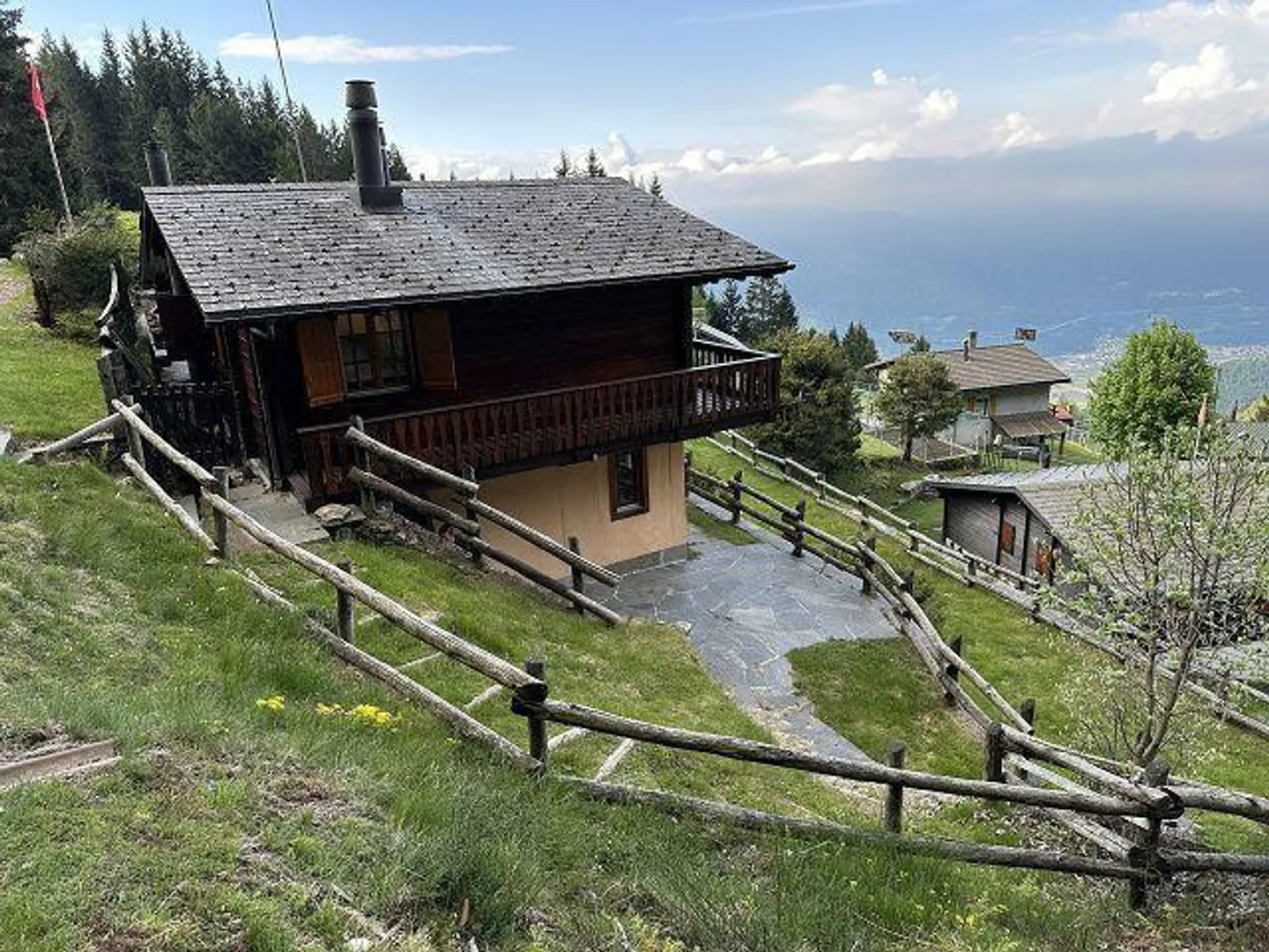 Chalet di 4 stanze in una posizione molto tranquilla e soleggiata con vista - Foto 2 di 39