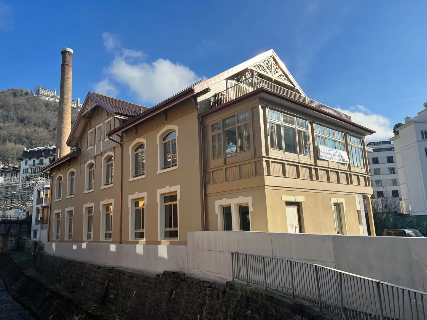 MONTREUX - SPAZIOSO TRIPLEX DI 4.5 STANZE + SOTTOSUOLO RISTRUTTURATO LOTTO 5 - Foto 2 di 13